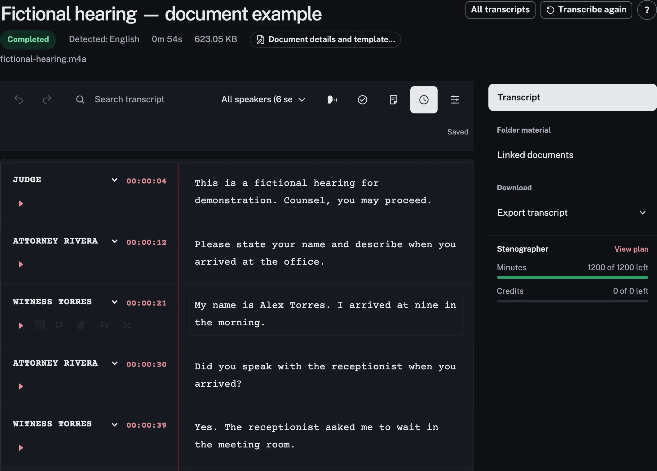 El editor de VozyScribe con una vista ficticia, etiquetas de participantes, reproducción de audio y herramientas profesionales de transcripción.